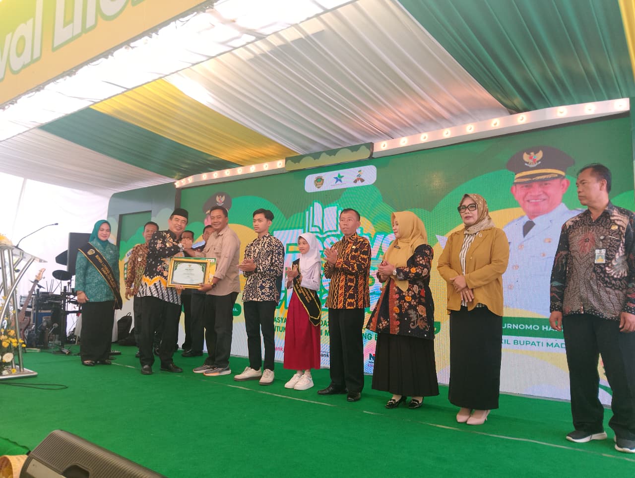 APRESIASI: Bupati Hari Wuryanto, Wabup dr Purnomo Hadi, Kepala Disperpussip Kus Hendrawan dan Wakil Ketua DPRD Mujono berfoto bersama pemenang apresiasi bidang perpustakaan.