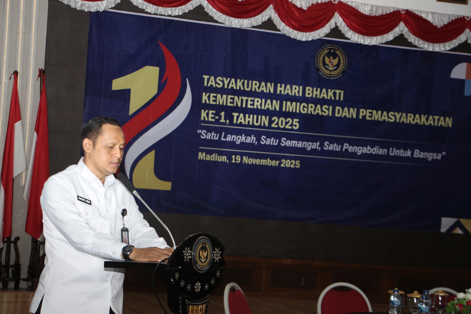 Pegawai Lapas I Madiun mengikuti syukuran Hari Bakti Kemenimipas ke-1 yang ditandai pemotongan tumpeng sebagai wujud syukur dan kebersamaan.
