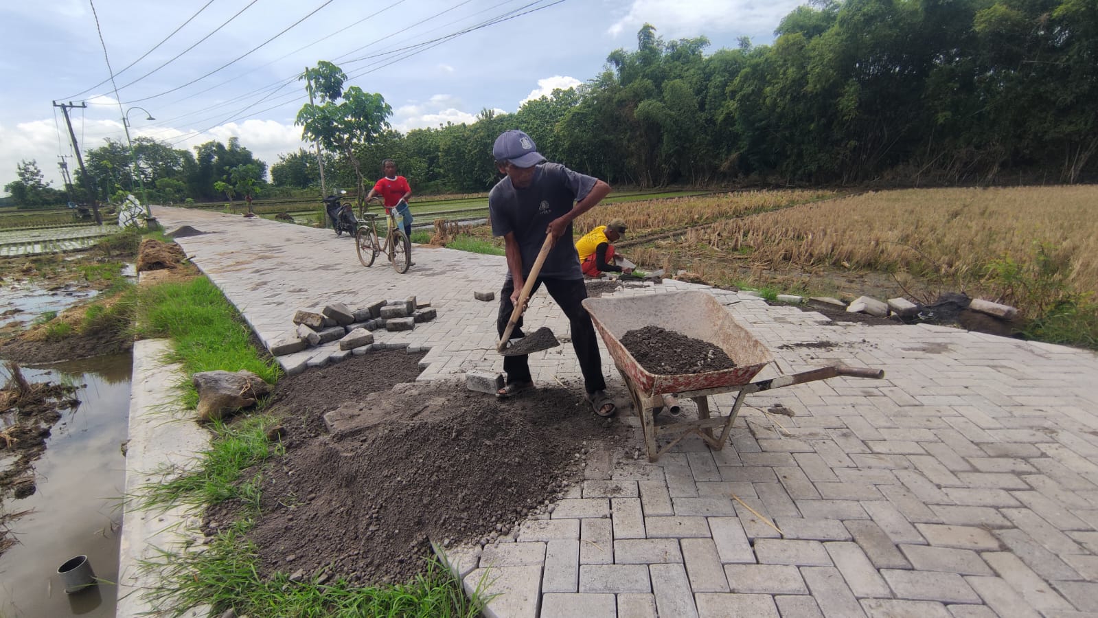 Pemerintah Desa Banget resmi menuntaskan program pavingisasi jalan poros.