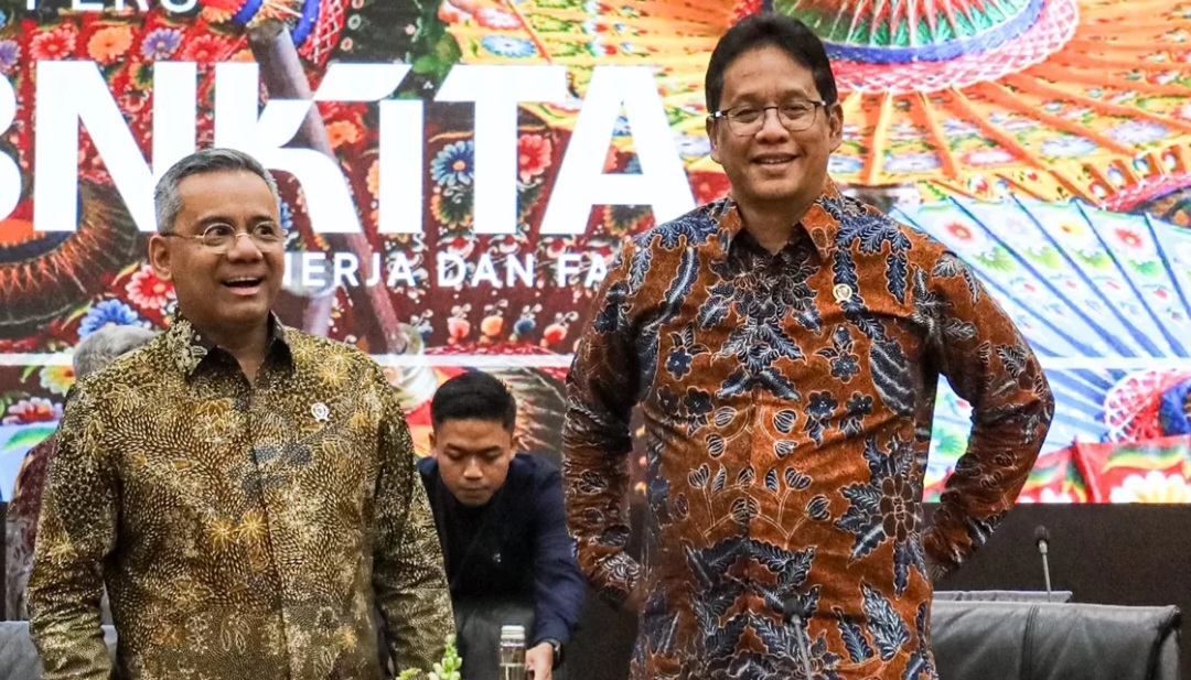 Menteri Keuangan Purbaya Yudhi Sadewa (kanan) bersama Wakil Menteri Keuangan Suahasil Nazara (kiri) sebelum memberikan paparan pada konferensi pers APBN KiTa di Jakarta, Selasa (14/10/2025).
