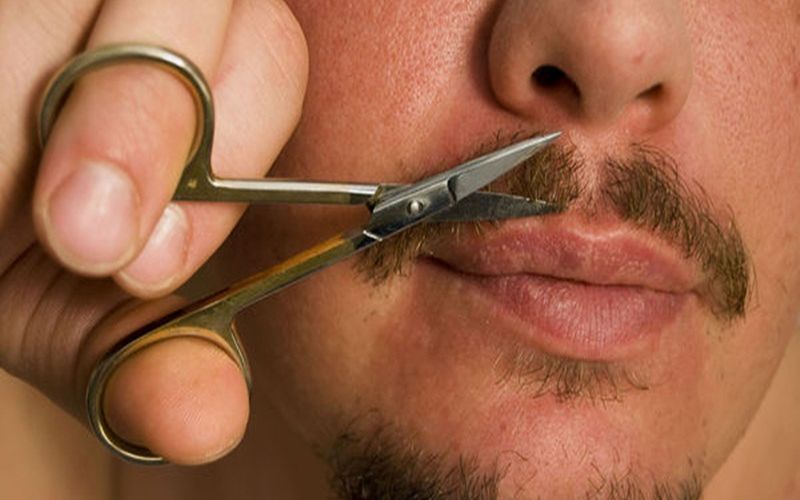 Ilustrasi merawat kumis.