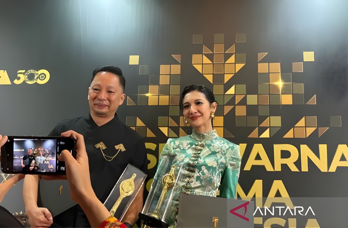 Ringgo Agus Rahman usai terima piala.