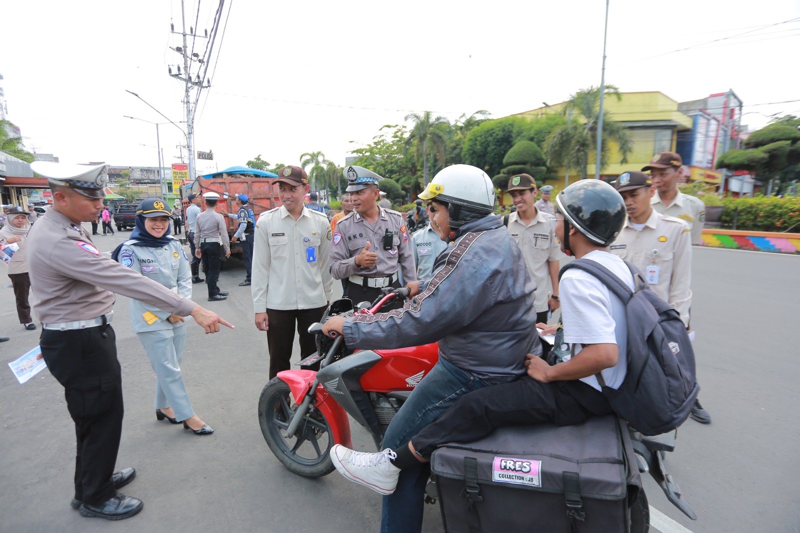 Petugas gabungan memeriksa kelengkapan kendaraan bermotor dalam Operasi Zebra 2025 di sekitar Alun-alun Madiun. FOTO: BAGAS BIMANTARA/RADAR MADIUN