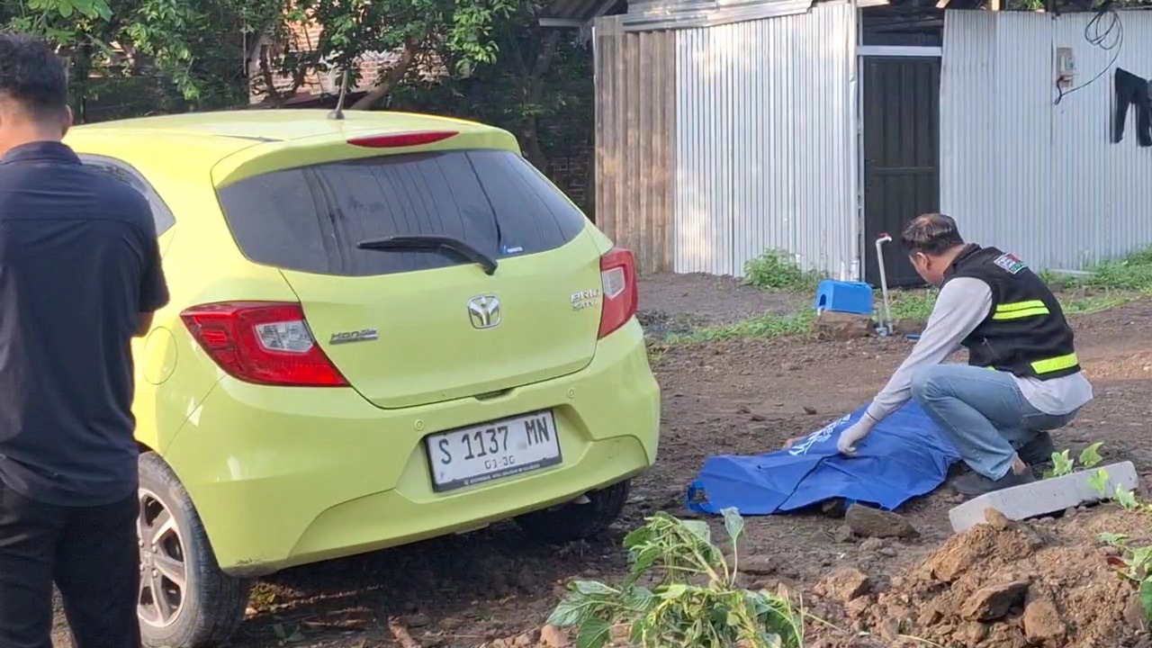 Mobil Honda Brio dan korban kecelakaan saat dievakuasi petugas di Jalan Raya Ngawi&ndash;Bojonegoro. ASEP SYAEFUL/RADAR NGAWI