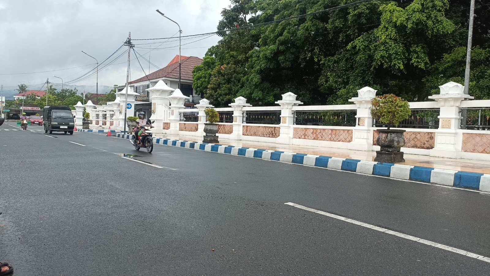 Dishub Pacitan menutup akses ke sejumlah ruas jalan menuju alun-alun untuk mendukung kelancaran Rawat Jagat 4. FOTO: NUR CAHYONO/RADAR PACITAN