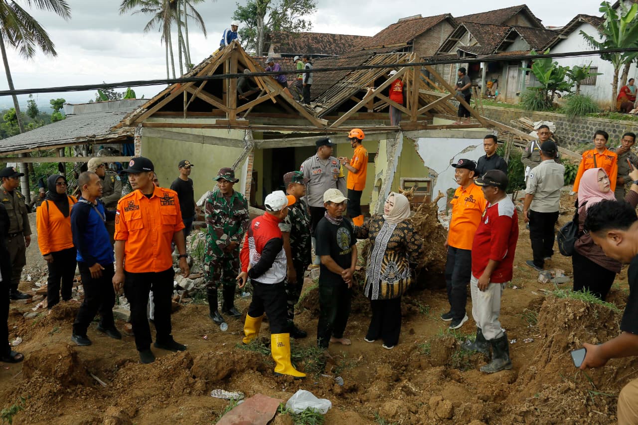 Plt Bupati Lisdyarita meninjau langsung warga terdampak bencana longsor di Desa Wagir Kidul, Pulung. PROKOPIM UNTUK JAWA POS RADAR PONOROGO