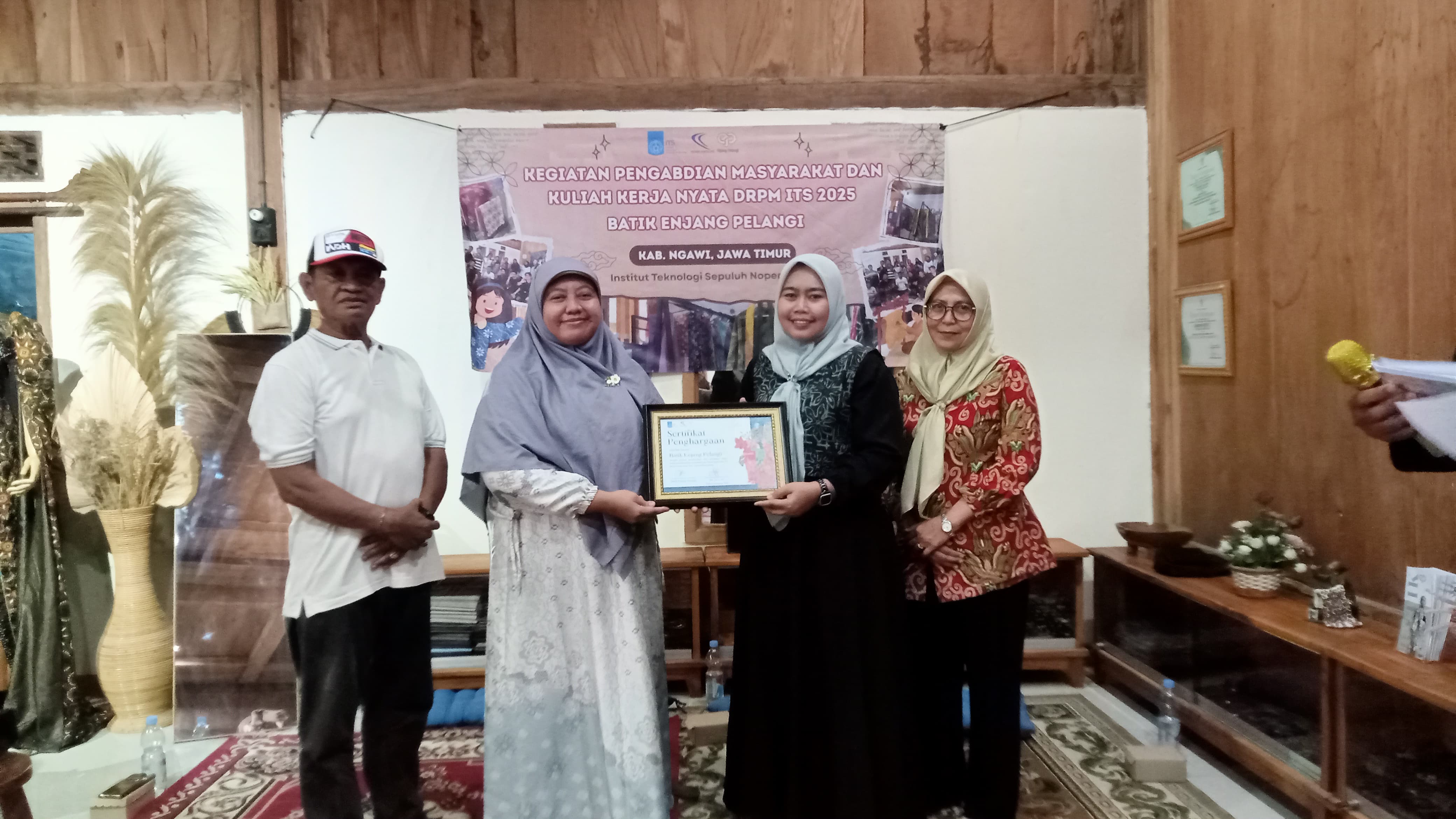 SERAH TERIMA : Tim abmas dan KKN Departemen Teknik Material dan Metalurgi Fakultas Teknologi Industri dan Rekayasa Sistem (FTIRS) Institut Teknologi Sepuluh Nopember (ITS) menyerahkan hibah IPAL.