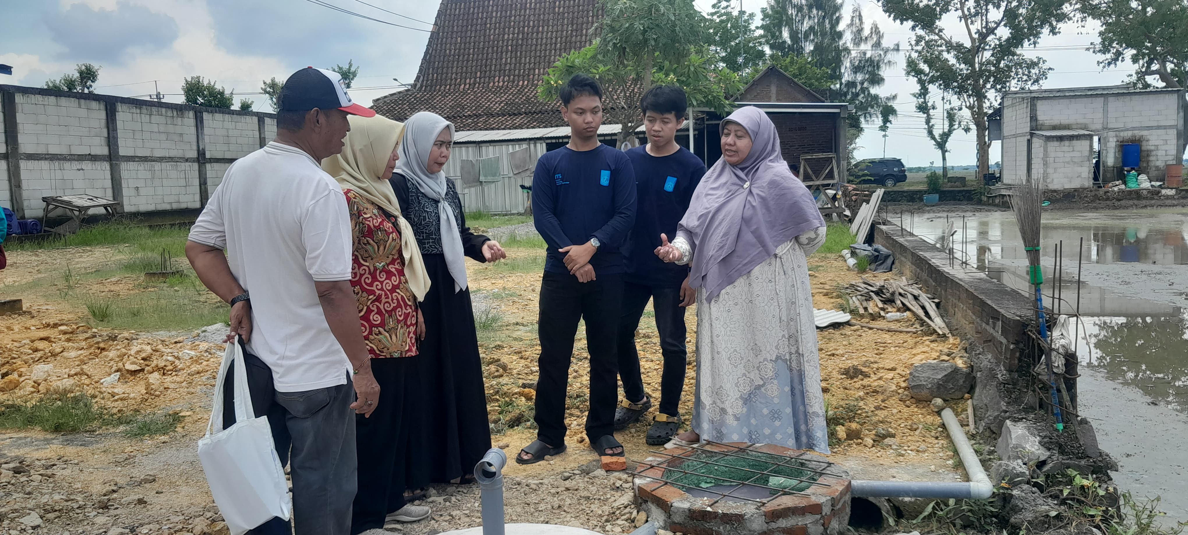 CEK IPAL: Ketua Tim Abmas ITS, Dr. Hariyati Purwaningsih, S.Si memberi edukasi terkait pengolahan limbah di Rumah Batik Enjang Pelangi di Desa Sambiroto, Kecamatan Padas didampingi Tri Yuni Widayanti.