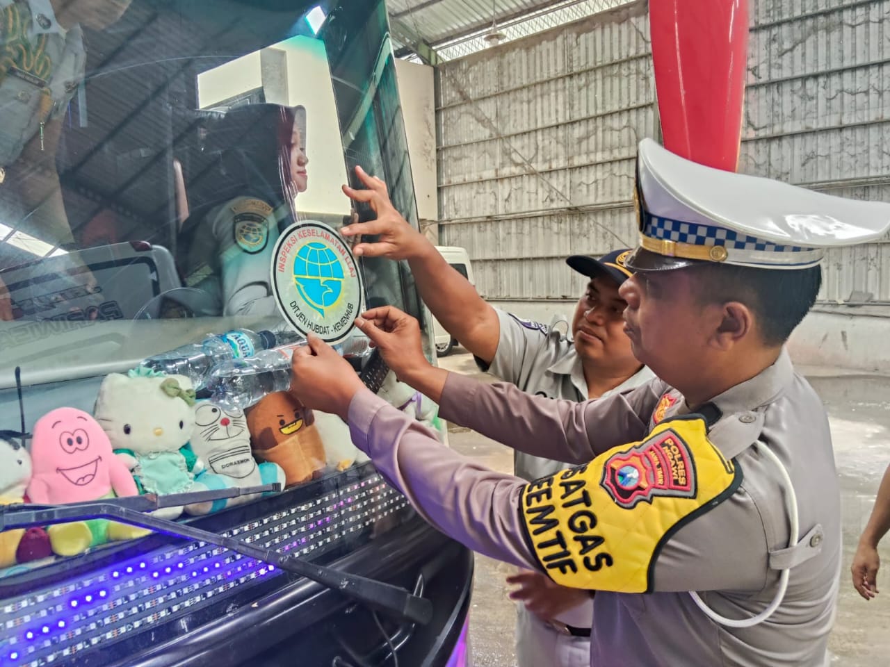 Petugas gabungan memeriksa kondisi teknis dan administrasi bus pariwisata dalam operasi ramp check di Ngawi, kemarin (21/11). ASEP SYAEFUL BACHRI/JAWA POS RADAR NGAWI