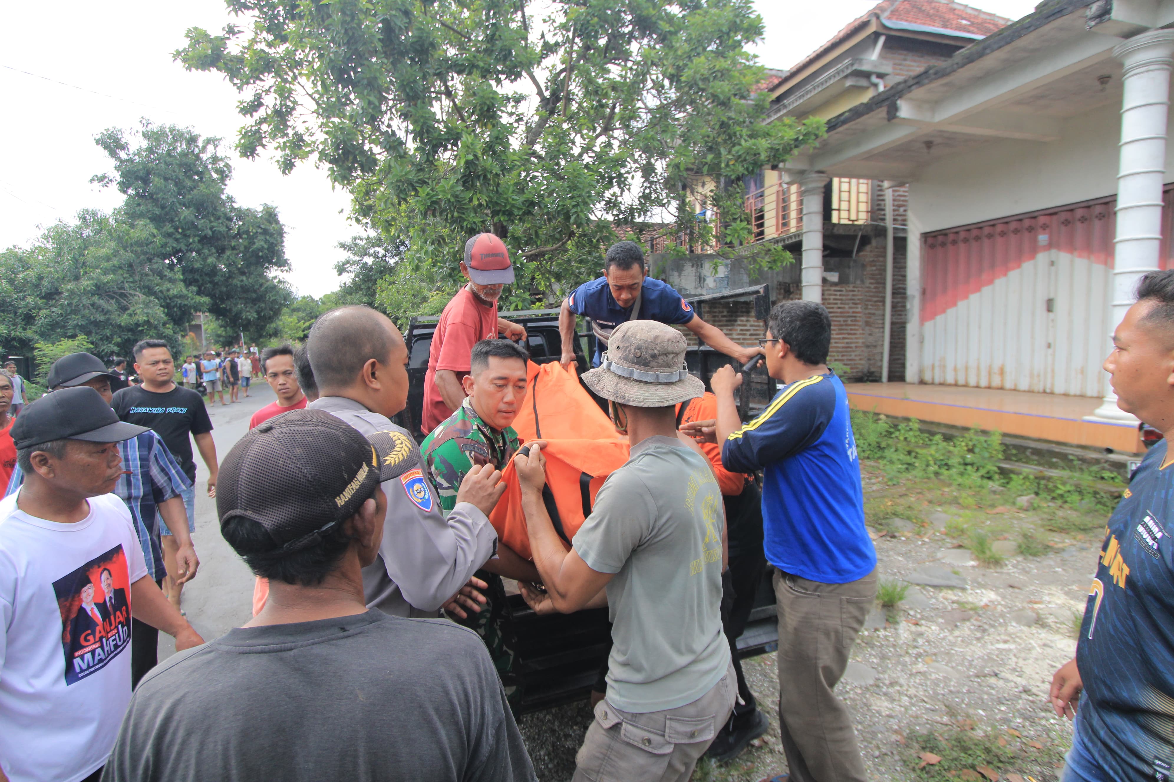 Warga mengevakuasi jasad Raditya Desta Nugroho yang tenggelam di Sungai Dungceplok, Desa Lembeyan Kulon, Parang, setelah terpeleset dari tebing licin. AJI PUTRA/JAWA POS RADAR MAGETAN