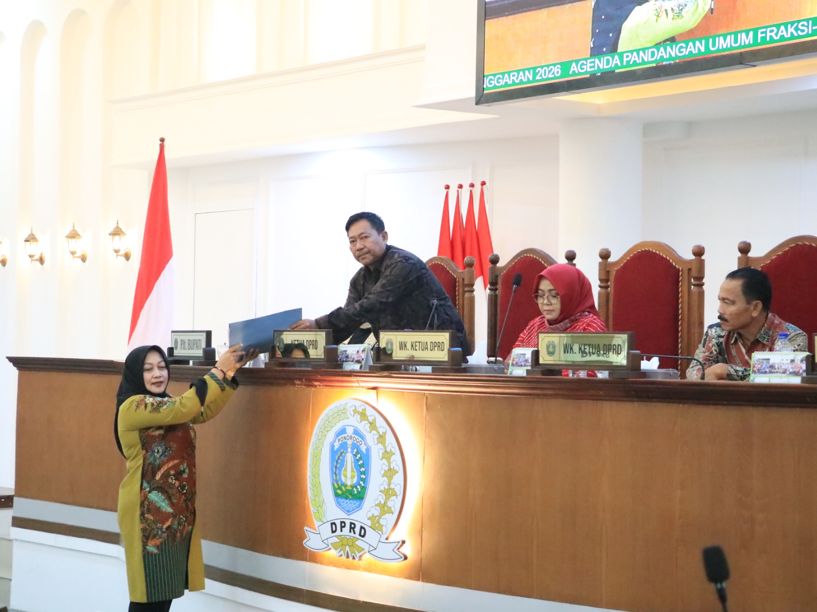 Fraksi DPRD Ponorogo menyampaikan pandangan umum tentang Raperda APBD 2026 dalam sidang paripurna kemarin (21/11). SUGENG DWI N./JAWA POS RADAR PONOROGO
