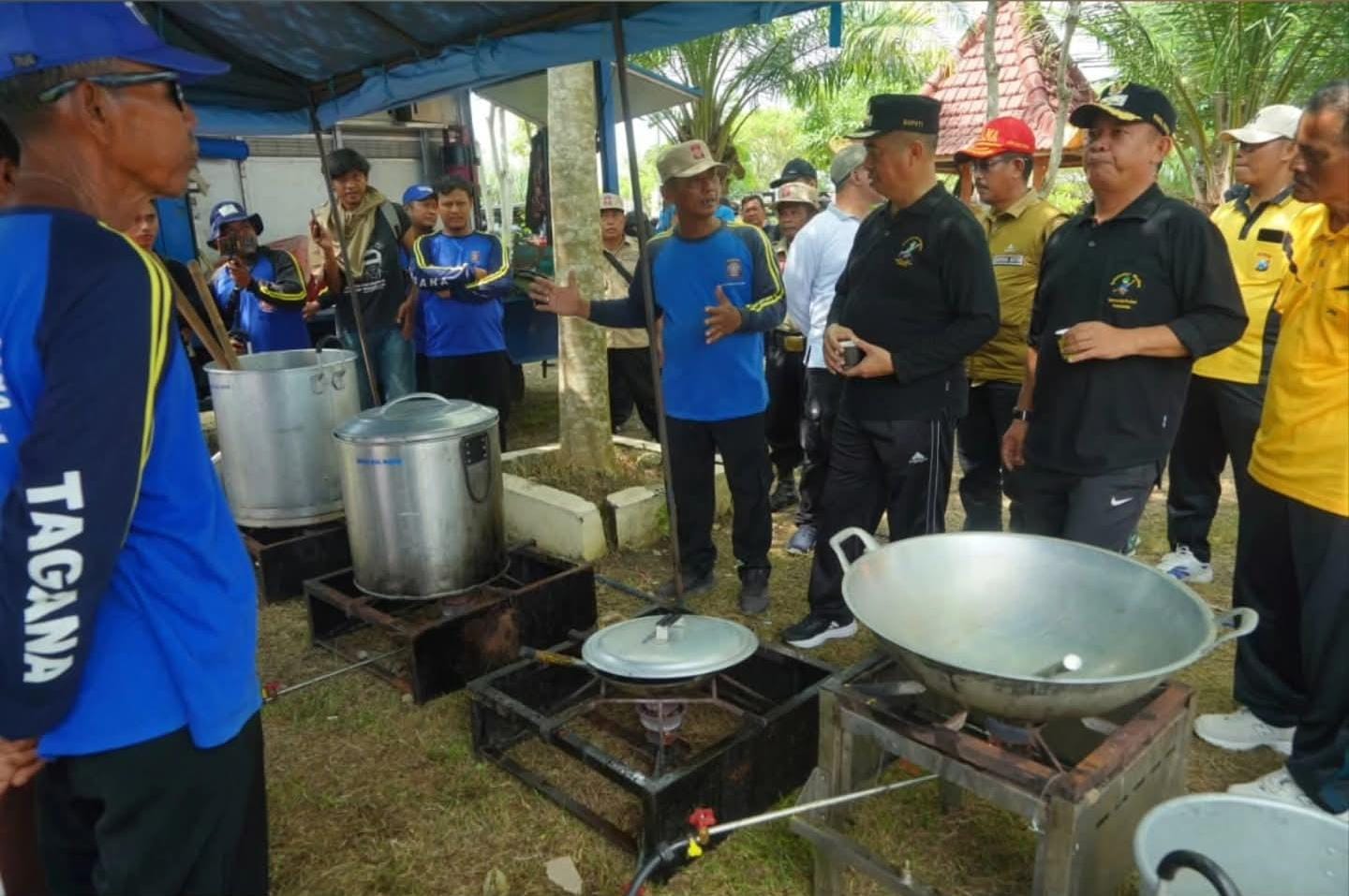 Petugas dan warga mengikuti apel siaga pembentukan Kampung Siaga Bencana (KSB) Wonotirto untuk memperkuat kesiapsiagaan menghadapi musim pancaroba. LODITYA FERNANDES/RADAR MADIUN
