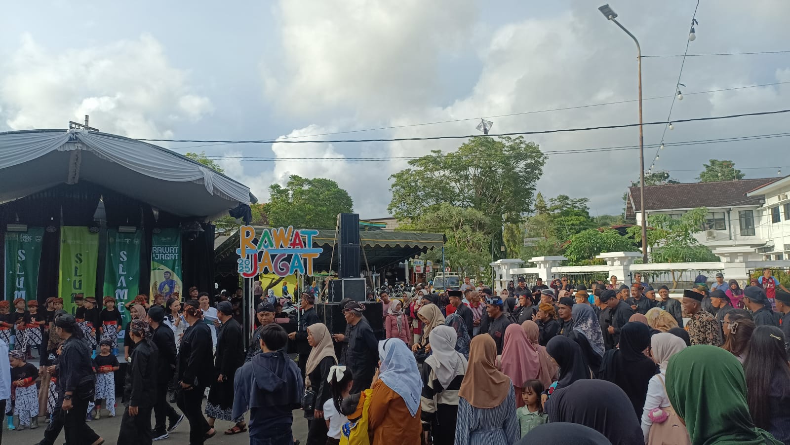 Warga menilai atmosfer budaya Rawat Jagat 2025 menurun setelah venue dipindah dan atraksi tradisional berkurang. NUR CAHYONO/RADAR PACITAN