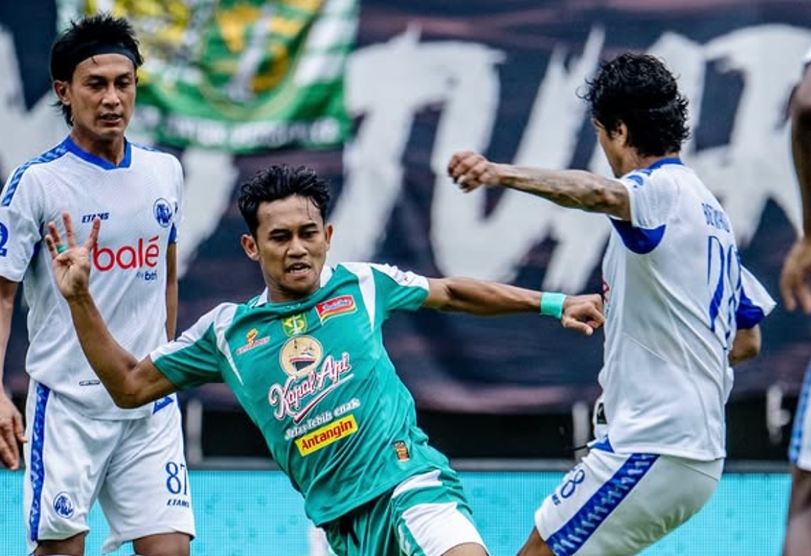 Duel sengit Persebaya vs Arema di BRI Super League, Sabtu 22 November 2025.