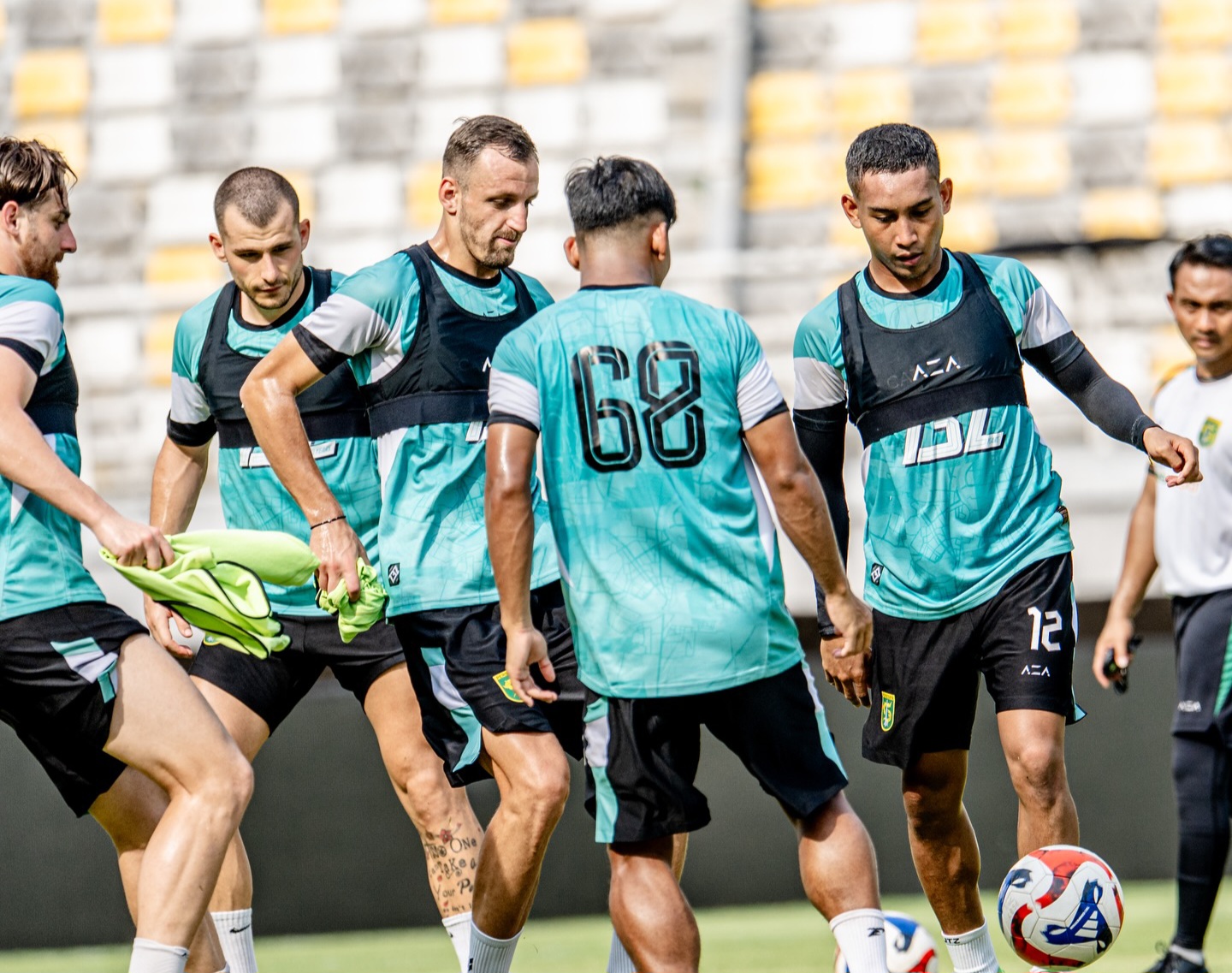 Skuad Persebaya saat latihan.