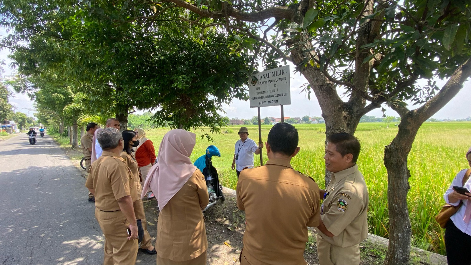 Sejumlah kepala OPD meninjau lokasi bekas tanah bengkok Kelurahan Nglames yang akan digunakan untuk pembangunan Sekolah Rakyat. DOK RADAR MADIUN