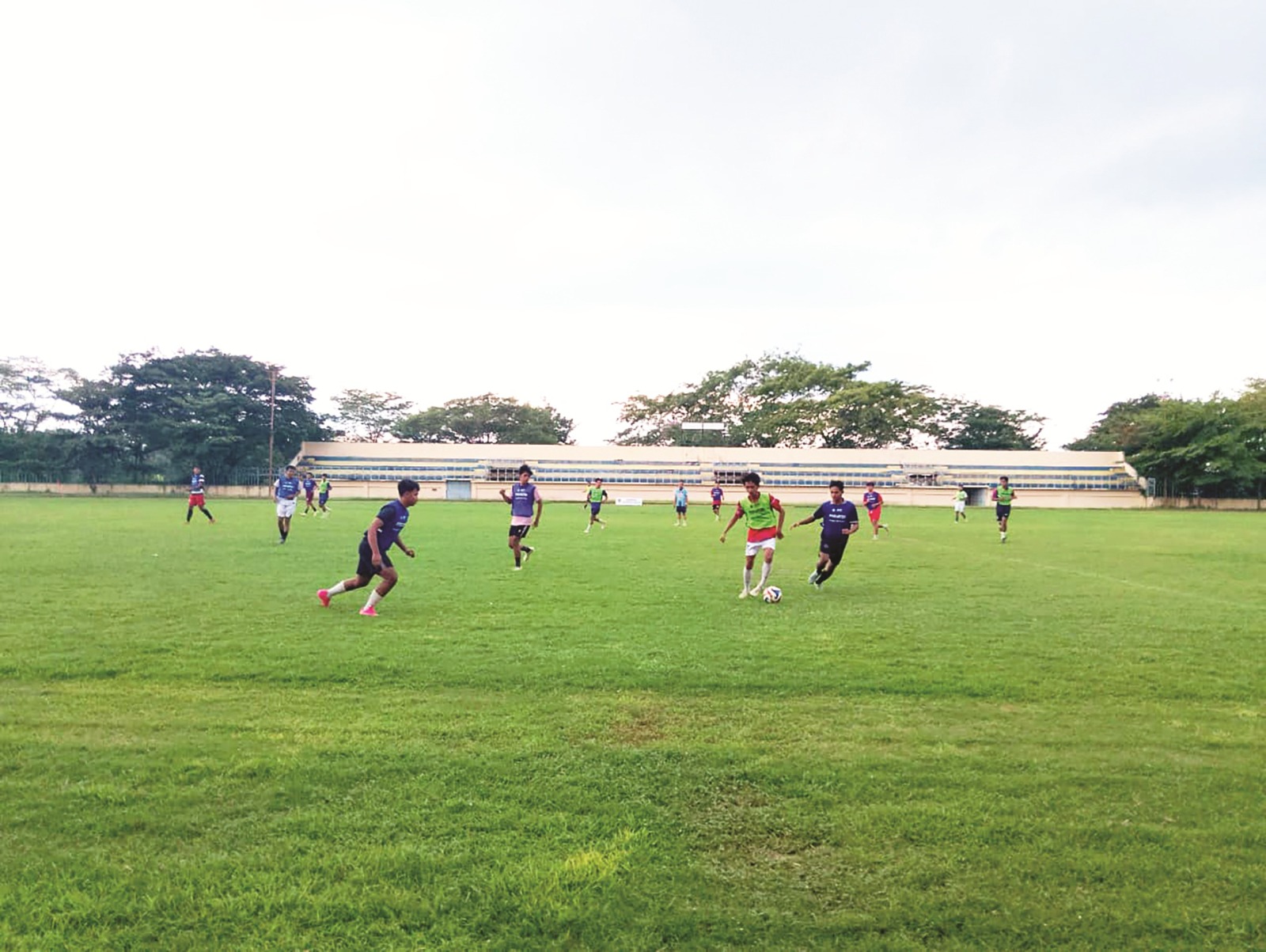Coach Wasis terlihat mendampingi proses seleksi pemain Persekama di Stadion Pangeran Timur. LODITYA FERNANDES/RADAR MADIUN