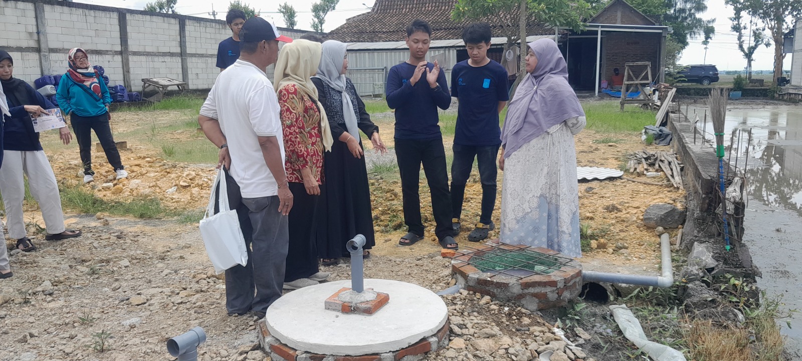 Tim DLH Ngawi bersama ITS meninjau fasilitas IPAL di salah satu industri batik Sambiroto, Padas, untuk memastikan pengelolaan limbah berjalan sesuai standar. FOTO: ISTIMEWA
