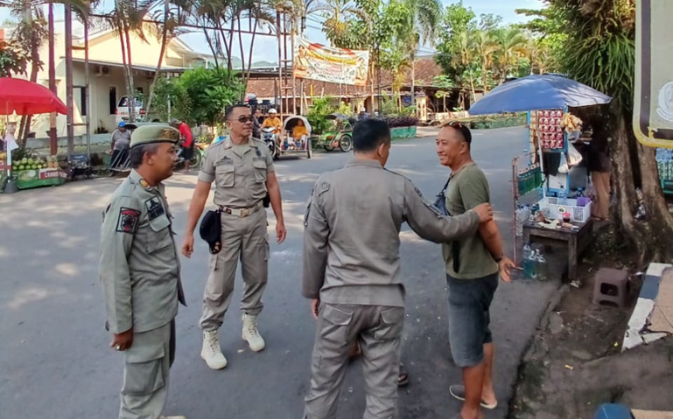 Sejumlah petugas Satpol PP Pacitan mensterilkan ruas jalan kota dari aktivitas PKL sebagai dukungan penilaian Adipura 2025. FOTO: ISTIMEWA