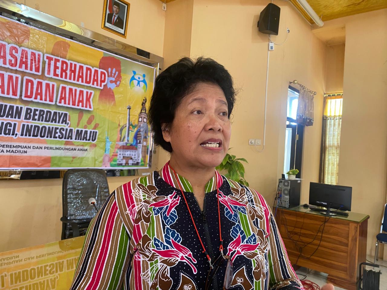 Konselor UPTD PPA Kota Madiun Agnes Adhani memaparkan bahaya gangguan kepribadian narsistik yang kerap tidak disadari namun berdampak besar. ERLITA HERMININGSIH/RADAR MADIUN