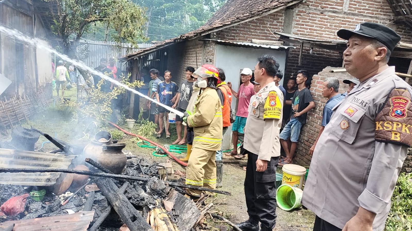 Petugas memeriksa sisa puing dapur milik Warsi di Banyukambang, Wonoasri, yang ludes terbakar akibat api dari tungku pawon. FOTO: ISTIMEWA