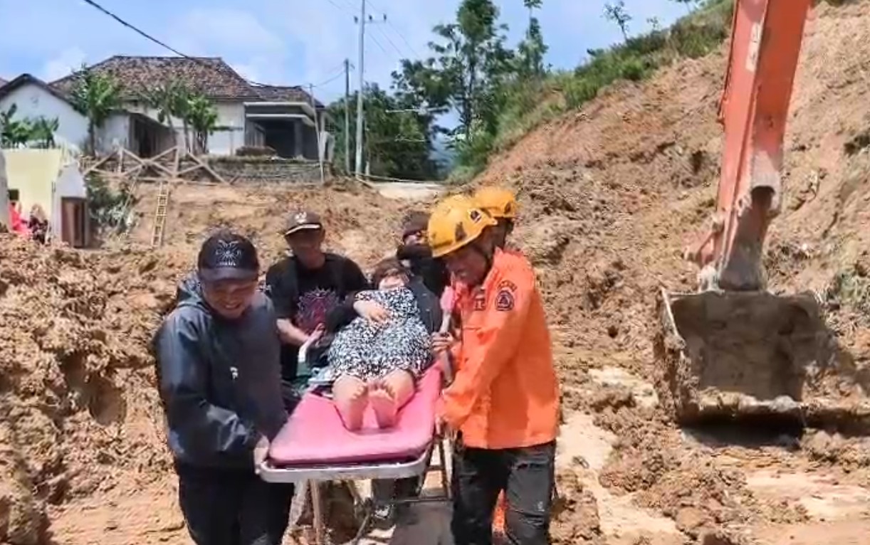BPBD melakukan evakuasi terhadap dua warga Wagir Kidul.