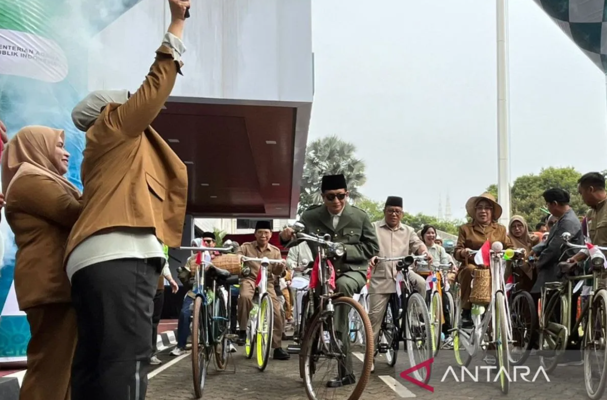 Menag Nasaruddin Umar memimpin Gowes Ontel peringati Hari Guru Nasional di Jakarta, Minggu (23/11/2025).
