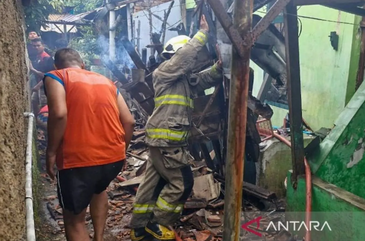 Kebakaran menghanguskan enam rumah di Bandung dan merenggut nyawa seorang anak berkebutuhan khusus.