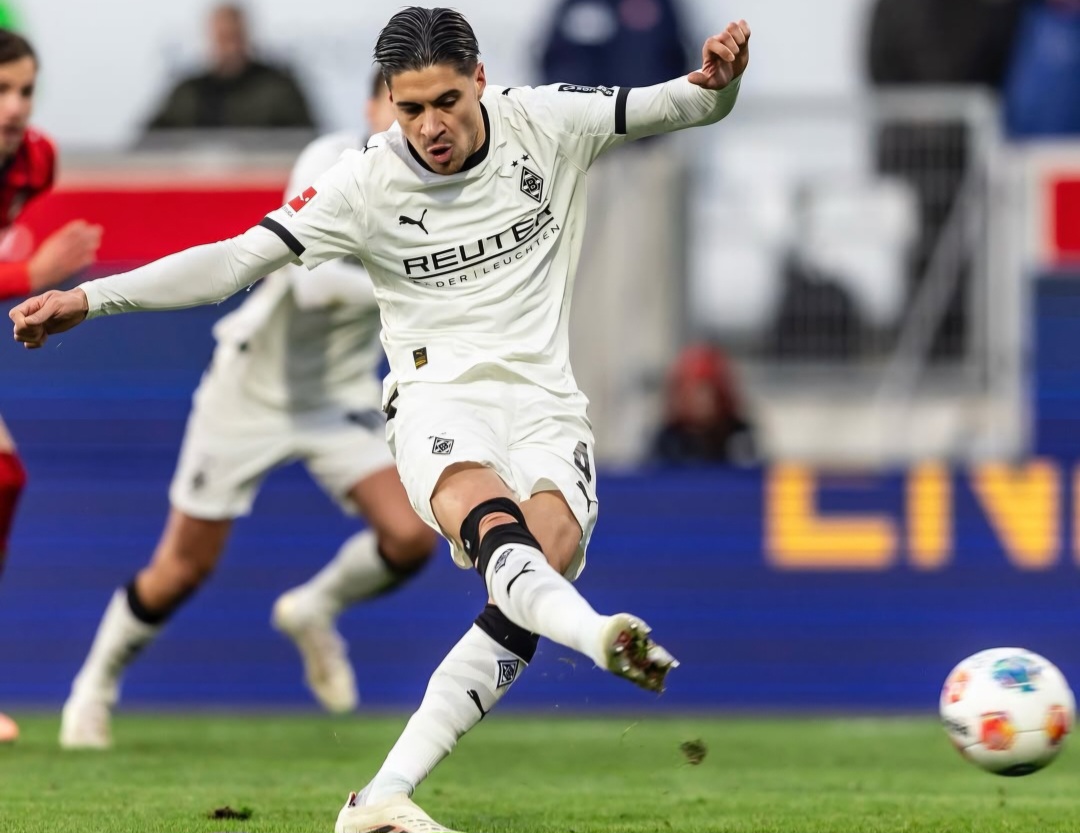 Kevin Diks cetak gol penalti dan bantu Gladbach menang 3-0.