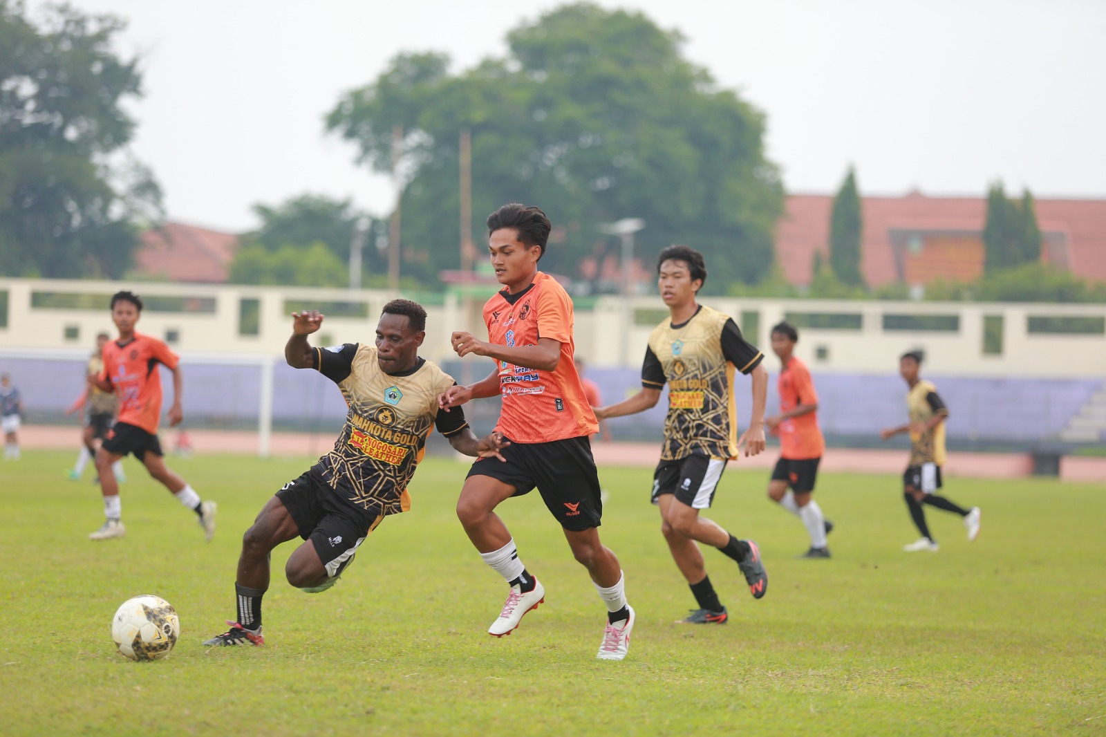 Pemain MPFC menjalani uji coba melawan PSIL Lumajang sebagai persiapan menuju Liga 4 Piala Gubernur Jatim di Stadion Wilis, Minggu (23/11). FOTO: BAGAS BIMANTARA/RADAR MADIUN