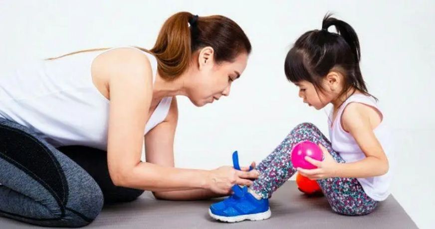 Ilustrasi anak minta tolong memakai sepatu.
