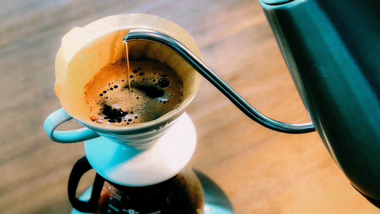 Ilustrasi membuat kopi blooming.
