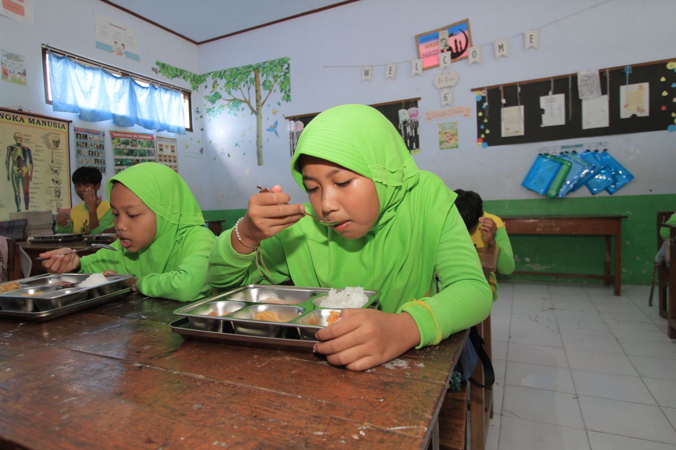 MAKAN BERSAMA: Siswi SDN Buluharjo 01 menyantap MBG bersama.