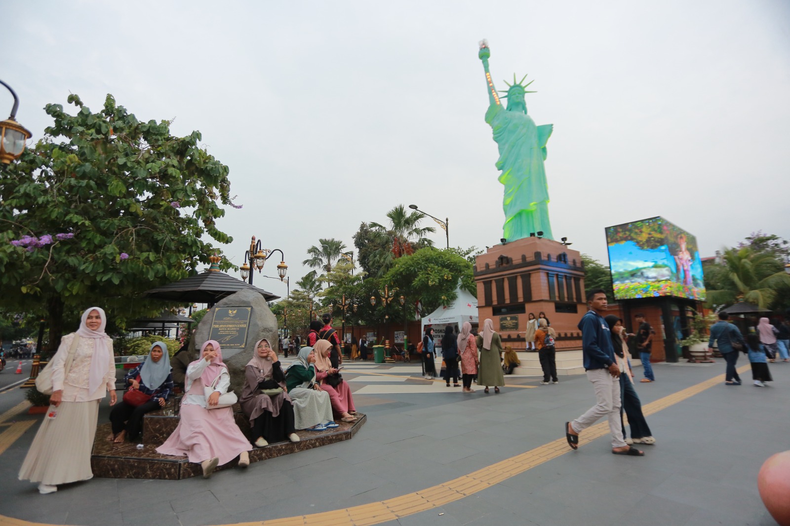 Ribuan wisatawan dari luar daerah mengunjungi kawasan PSC dan PRC kemarin (23/11). FOTO: BAGAS BIMANTARA/RADAR MADIUN