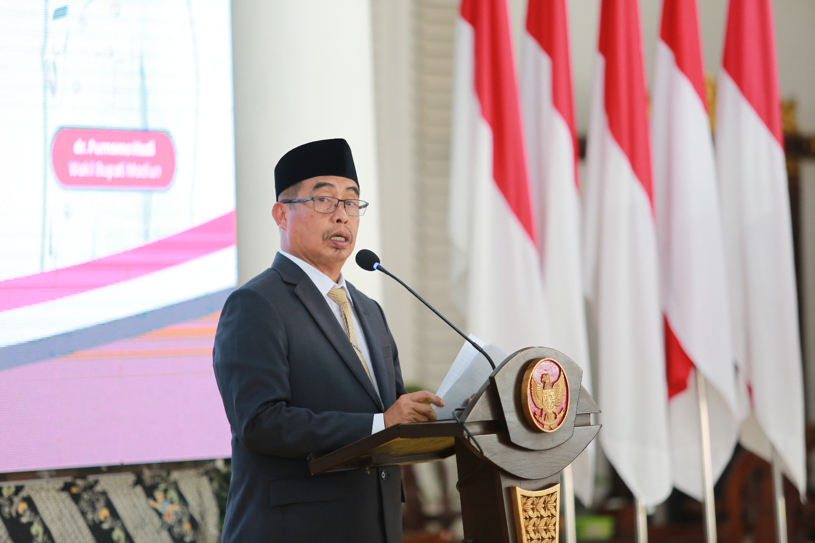 Bupati Madiun Hari Wuryanto sebut Sekda Tontro Pahlawanto akan purna tugas 30 November dan posisinya sementara aian diisi pejabat pelaksana tugas.
