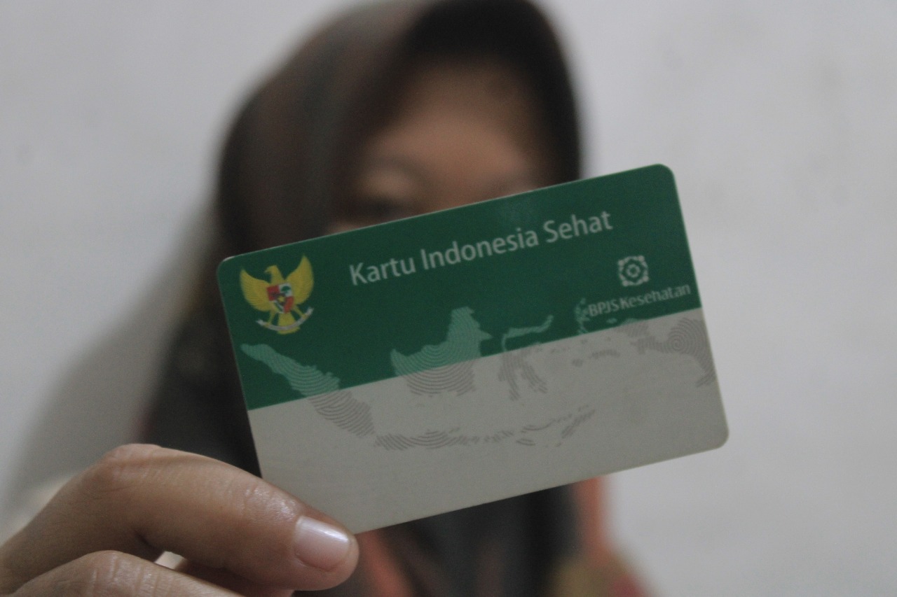 Warga mendatangi kantor layanan untuk mengurus reaktivasi kepesertaan PBI JK setelah mengetahui BPJS Kesehatan mereka nonaktif.