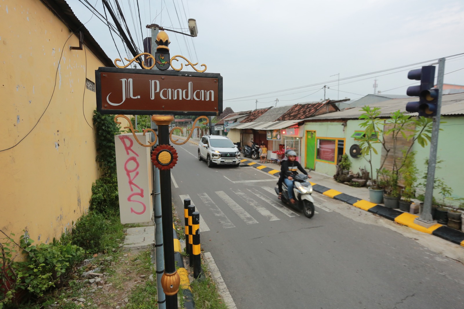 Proyek trotoar Jalan Pandan dipersiapkan untuk menghubungkan PSC dengan alun-alun, sekaligus mendukung penataan pedestrian kota. BAGAS BIMANTARA/RADAR MADIUN