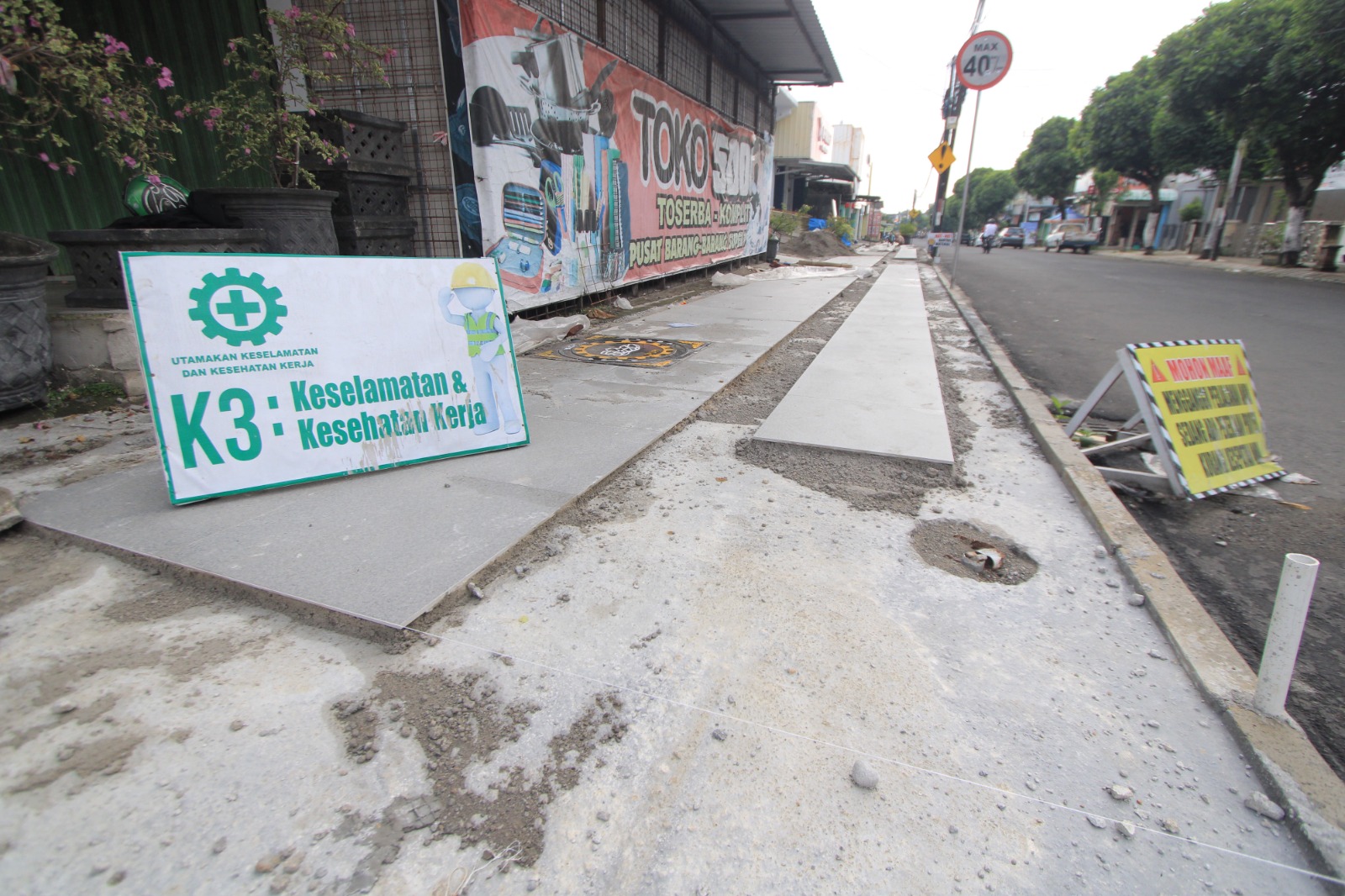 Pekerja menata trotoar di kawasan pusat kota Magetan yang terkoneksi dengan Plaza Ndoyo dan jalur pedestrian lainnya. AJI PUTRA/RADAR MAGETAN