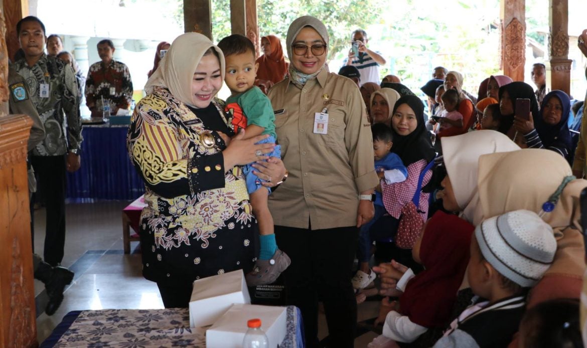 Bunda Rita memberikan PMT bergizi kepada balita sebagai bagian dari percepatan penurunan stunting di Ponorogo. PROKOPIM UNTUK RADAR PONOROGO