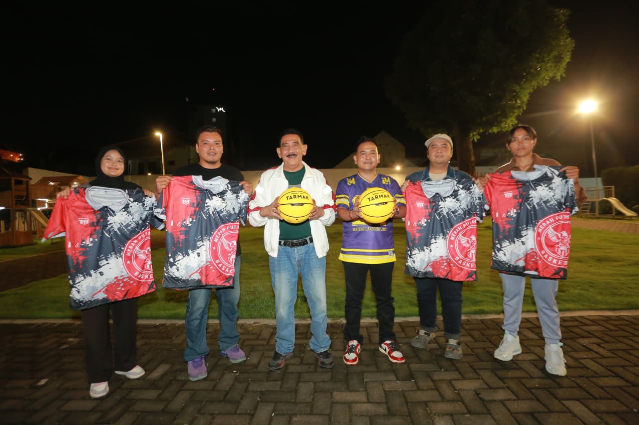 Jajaran manajemen dan pelatih Merah Putih Academy Basketball memperkenalkan jersey resmi untuk program pelatihan usia dini. BAGAS BIMANTARA/RADAR MADIUN