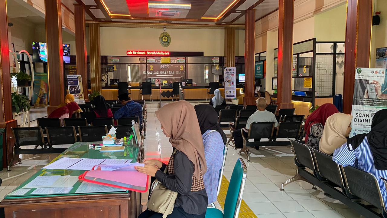 Petugas PPA Kabupaten Madiun memberikan layanan konseling sebelum warga mengajukan dispensasi nikah ke pengadilan. DIAN RAHAYU/RADAR MADIUN