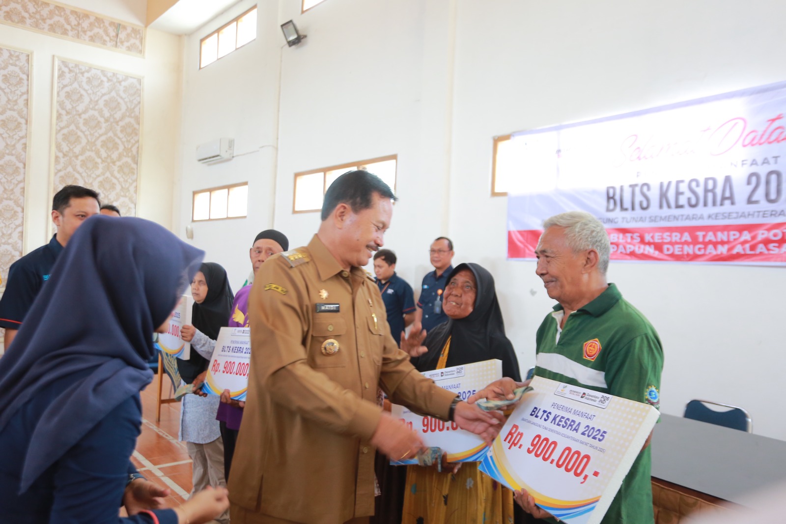 Warga mengantre pencairan BLTS Kesra sebesar Rp 900 ribu di Kelurahan Taman, Senin (24/11). BAGAS BIMANTARA/RADAR MADIUN