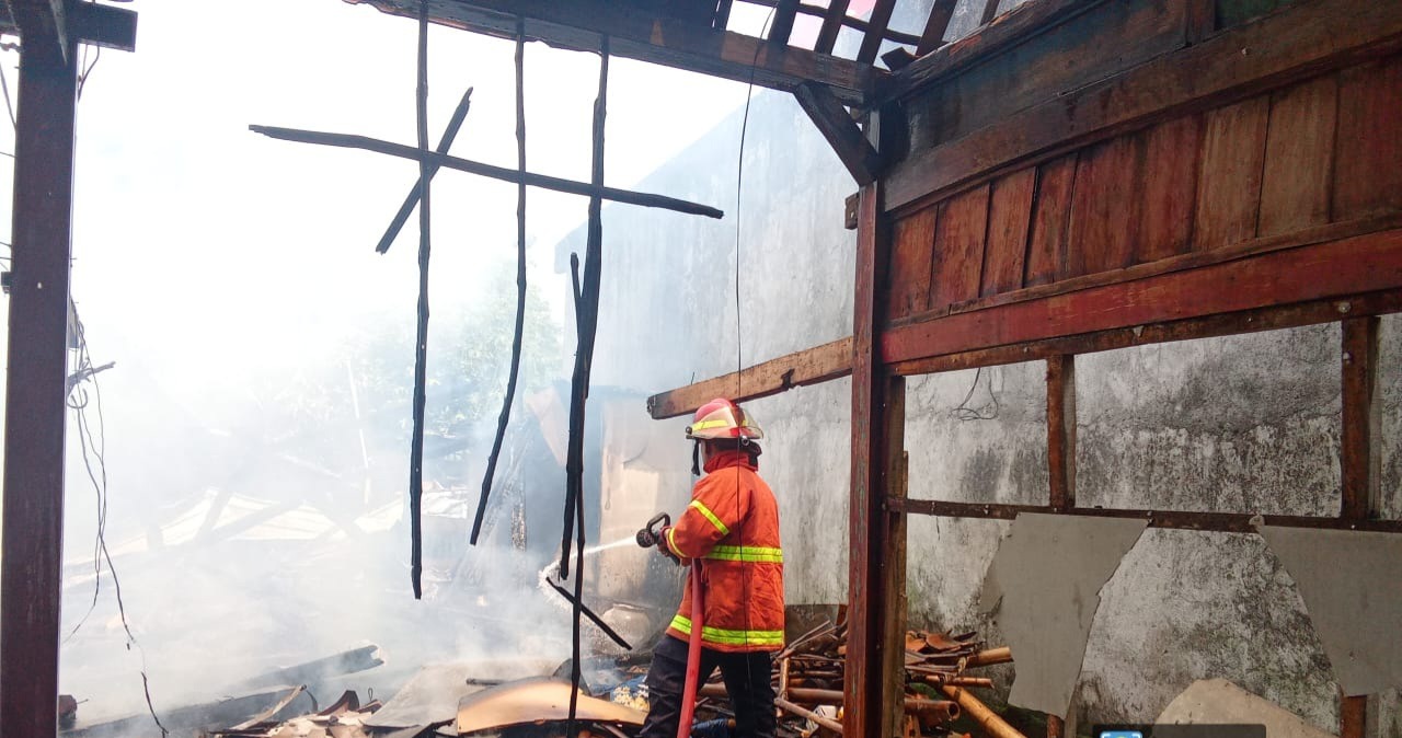 Petugas damkar menyiram sisa-sisa bangunan rumah yang rata tanah pascakebakaran di Desa Semen, Paron, Ngawi. FOTO: ISTIMEWA
