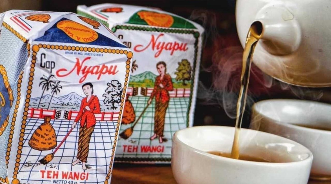 Teh cap Nyapu yang rasanya sepat manis.
