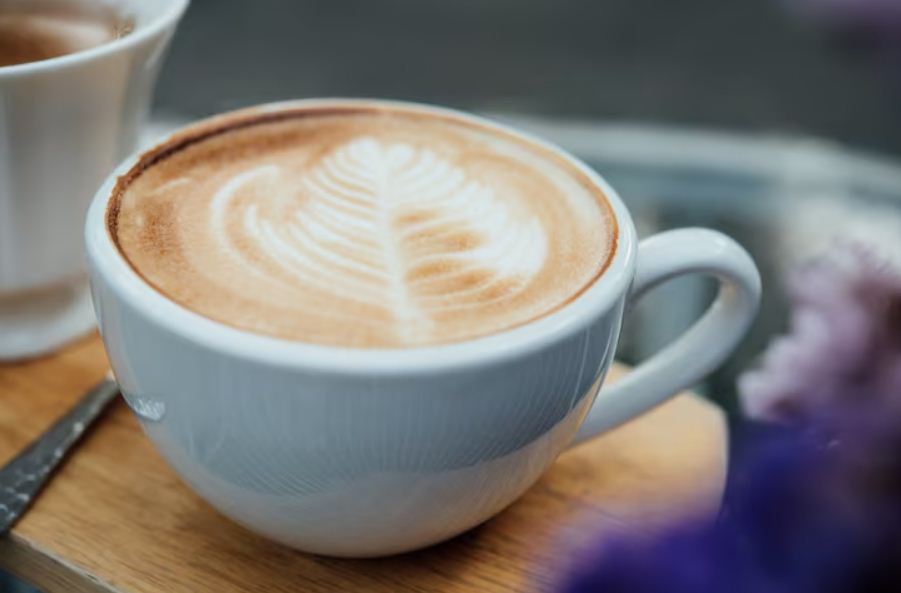 Ilustrasi membuat cappuccino di rumah.