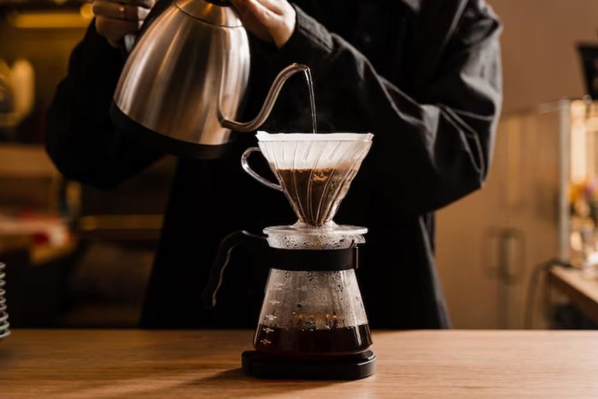 Ilustrasi membuat kopi V60 yang enak.
