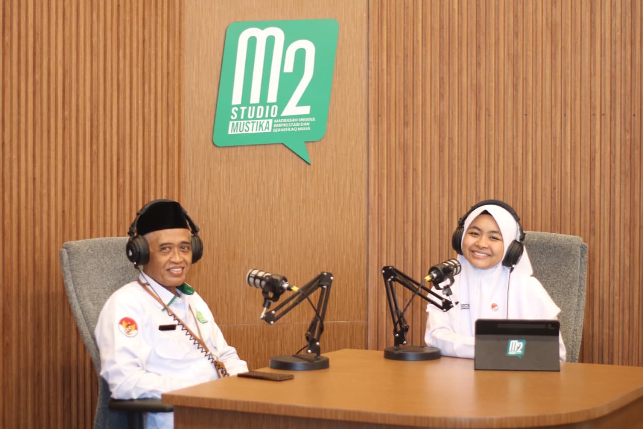 Kepala MAN 2 Kota Madiun, Drs. H. M. Fuad Hariri, M.Pd.I menghadiri sesi podcast di sekolah.