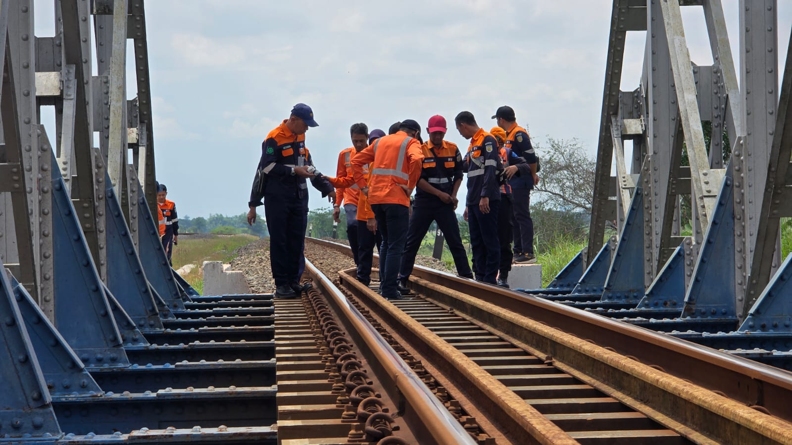 Petugas KAI Daop 7 Madiun memeriksa jalur KA Madiun&ndash;Curahmalang menggunakan lori dresin untuk memastikan keamanan perjalanan jelang libur Nataru.