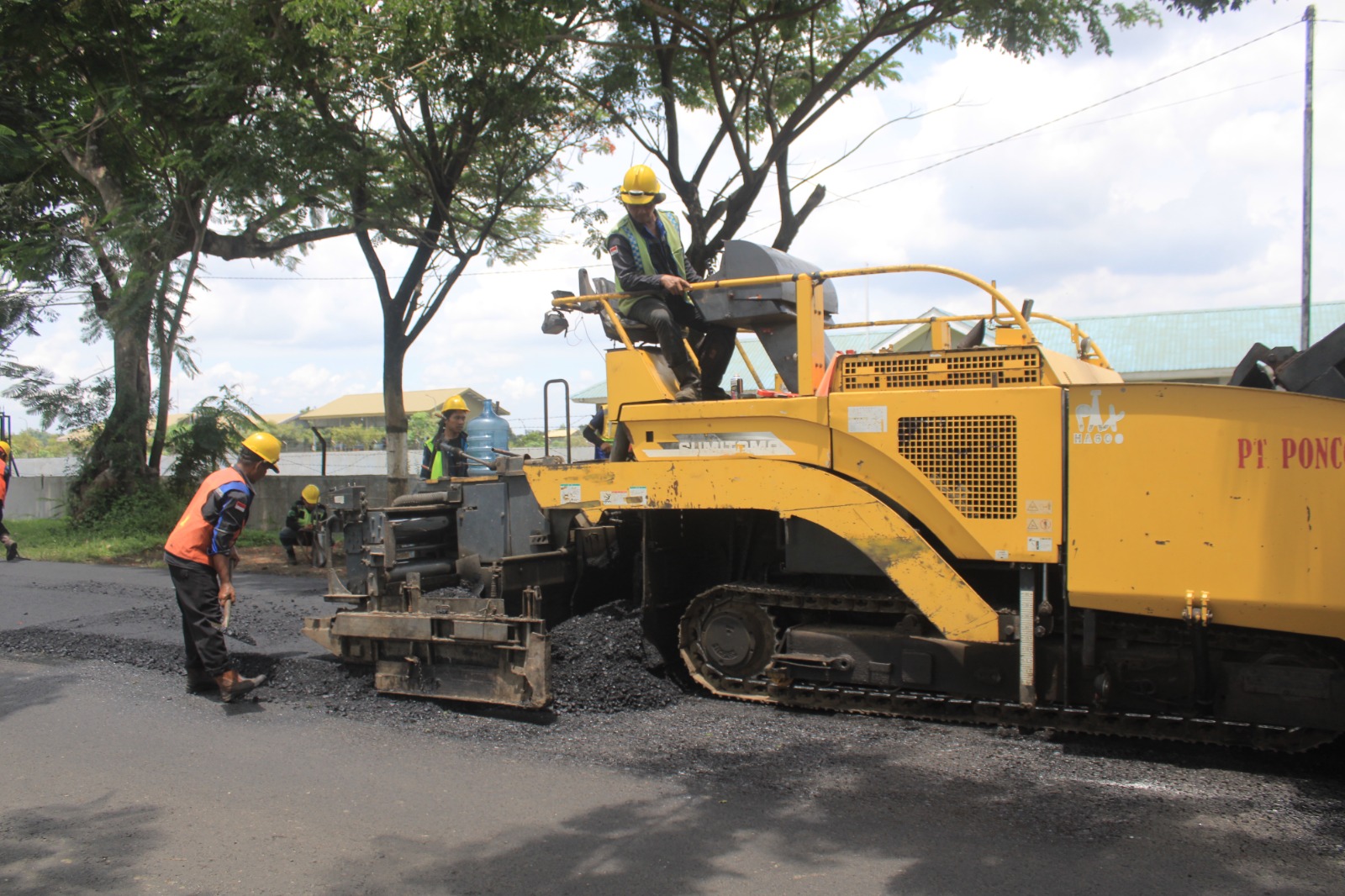 Pekerjaan hotmix Jalan Raya Parang&ndash;Turus dipercepat DPUPR Magetan untuk mengejar keterlambatan dan ditargetkan rampung akhir Desember. ILUSTRASI FOTO: RADAR MAGETAN
