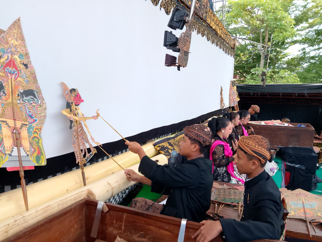 Para dalang cilik tampil bergantian di peringatan Hari Wayang Nasional di Pendopo Ronggo Djoemeno, menampilkan kemampuan mendalang sejak usia dini. LODITYA FERNANDES/RADAR MADIUN